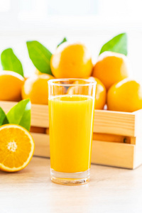 新鲜橙汁在木桌玻璃中饮用健康食品概念