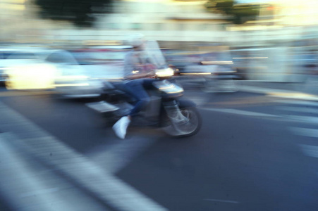 道路上不明身份骑摩托车者的运动照片