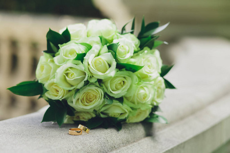 新娘花束白玫瑰新娘和结婚戒指
