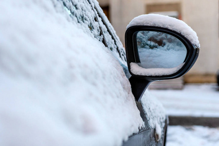 关闭雪覆盖的汽车翼镜。