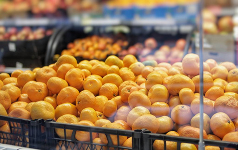 市场上出售新鲜水果橘子和橙子
