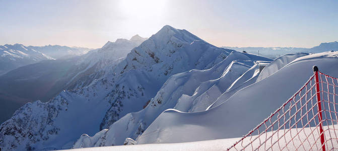 高加索山脉的全景在滑雪胜地, 保护红色网格小道