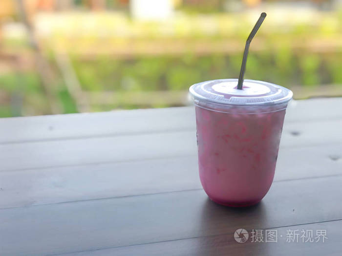 冰茶草莓牛奶甜饮料与自然背景