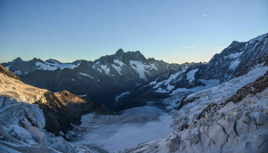 从瑞士Jungfraujoch站观看阿尔卑斯山山脉。