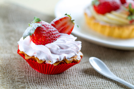 美味的草莓蛋糕加奶油和新鲜草莓。 糕点。 甜点心