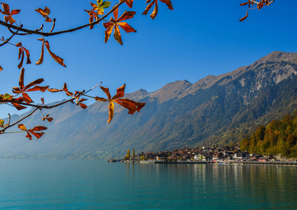 瑞士布里恩斯湖畔的小镇。 绿松石湖布里恩坐落在壮观的山景中。