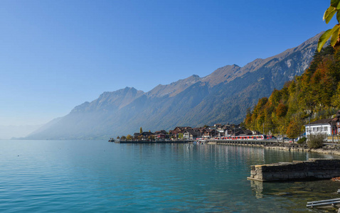 瑞士布里恩斯湖畔的小镇。 绿松石湖布里恩坐落在壮观的山景中。