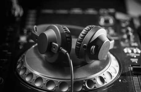 耳机在CD音乐光盘播放器上为DJ。 顶级音频设备的studioEventcert。 广泛应用于专业光盘骑师。 宏观封闭