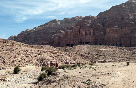 约旦彼得拉古城遗址。 佩特拉是约旦的一个重要考古遗址，也是古老的纳巴坦王国的首都，其居民称之为拉克穆。 彼得拉不是一个用石头建造