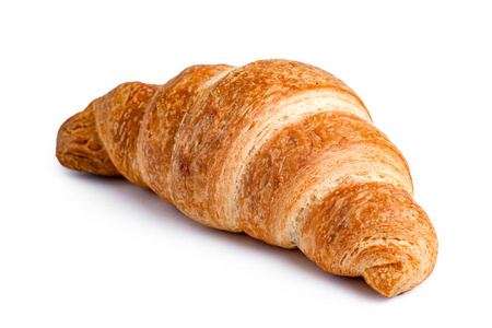 白色背景上美味的新鲜牛角面包。 羊角面包被隔离。 法式早餐
