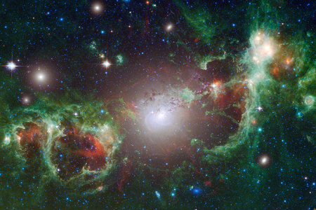 在深空的某处美丽的星系。科幻壁纸。美国宇航局提供的这幅图像的元素