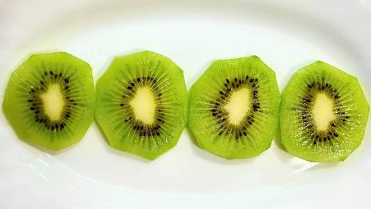 奇异果在盘子里。 特写健康绿色热带水果宏观照片