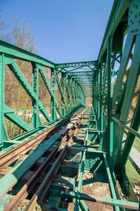 绿色火车桥右侧