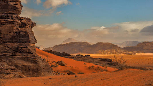 瓦迪朗姆酒。 乔丹。 中东最美丽的地方。 岩石沙漠的奇妙色彩。