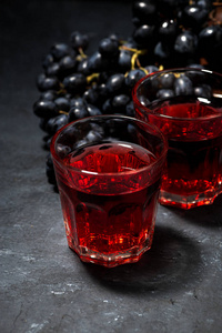 黑桌上两杯红葡萄酒垂直俯视