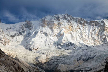 来自尼泊尔喜马拉雅山安纳普尔纳南部大本营的安纳普尔纳山全景