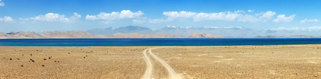 塔吉克斯坦的卡拉库尔湖和帕米尔范围。 帕米尔公路m41国际公路屋顶周围的景观