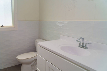 明亮的空间，一个白色的浴室，有洗脸盆浴盆和碗。