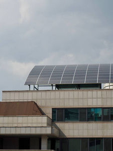 韩国有太阳能电池板的屋顶