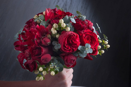 婚礼上的红花。植物风格的概念。特写