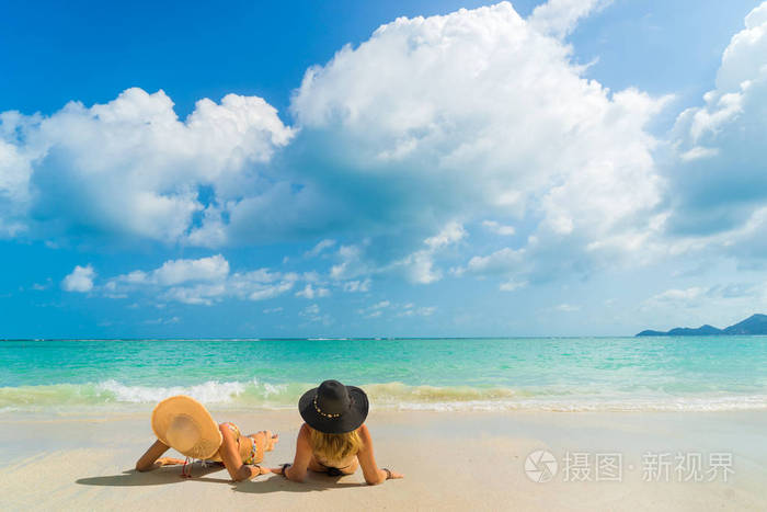 在热带海滩晒太阳的妇女寒假