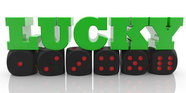 黑色骰子上绿色的幸运概念图片