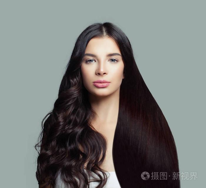 美丽的时尚模特女士,留着长长的直发和完美的蓝色背景