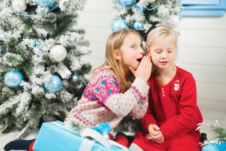 快乐的小孩子们在圣诞前夜打开礼物