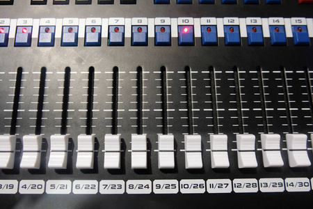 音频混合板。 混音控制台及混音控制器按钮
