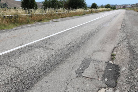 路面损坏维修质量差。 意大利的沥青裂缝。