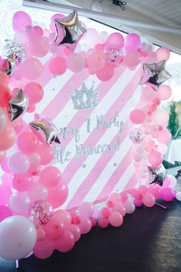 第一次生日派对由白色和粉红色气球制成的婴儿概念的第一个生日派对