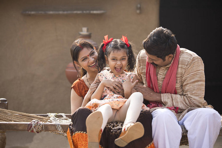 爱的印度父母和女儿在村庄