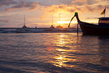 传统泰国船美丽的日落
