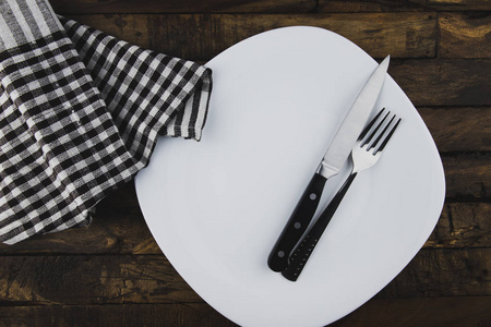 带叉子和刀的空白色食品盘顶视图
