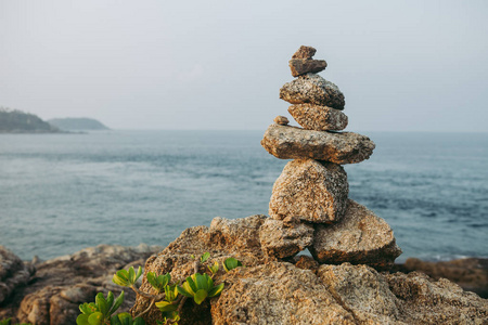 禅岩塔在海上花费了早晨的日出时间。 自然风景摄影