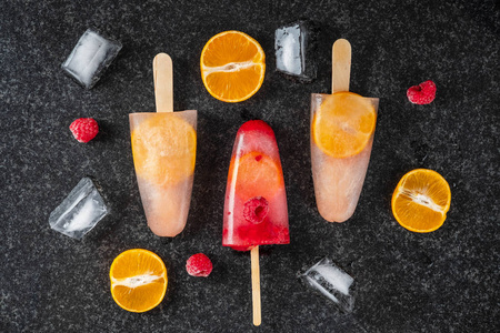 自制的有浆果和水果的冰棒,。水果冰淇淋