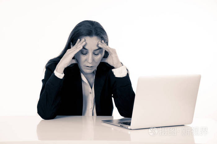 年轻漂亮的商业女性承受着压力,在办公室电脑桌工作,感到沮丧和疲惫