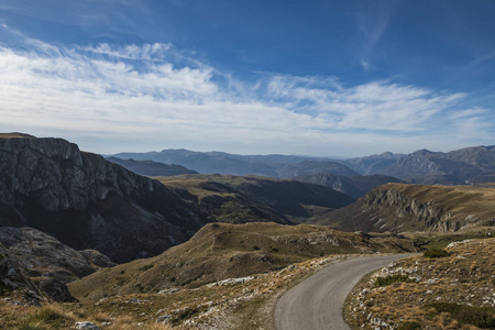 秋天阴天的山景和道路。