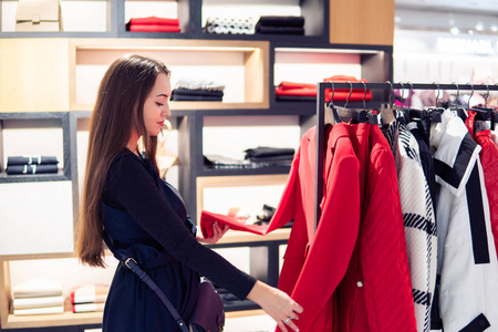 女人在商店超市里发现了新衣服图片