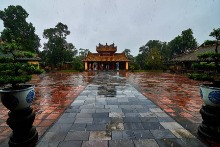 越南皇后的国家公园明莽皇墓是联合国教科文组织在雨天的世界遗产