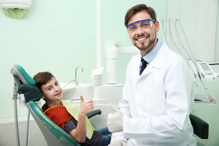 专业牙科医生在现代诊所为小病人工作