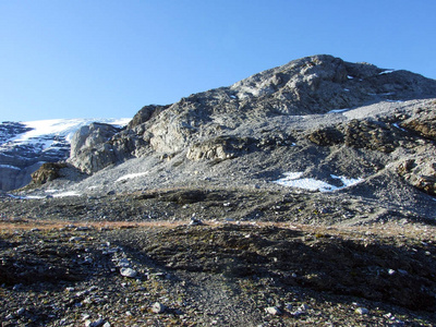 克拉登山顶下的岩石和石头，以及瑞士乌里州的高山山谷里的奥纳博登州