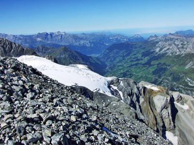 克拉登山顶下的岩石和石头，以及瑞士乌里州的高山山谷里的奥纳博登州