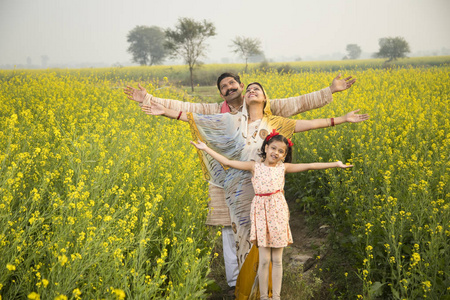 农村幸福的印第安家庭在农业领域