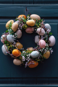 美丽的复活节彩蛋花圈在德国一个小镇的木门上