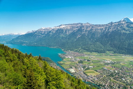 从两个湖桥观景台上看到因特拉肯镇的美丽景色EigerMnch和Jungfrau山，在坚硬的Kulm瑞士