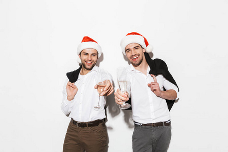 两个穿着得体的在白色背景上，庆祝新年，喝着香槟