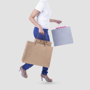 手拿空白棕色纸购物袋，用于模拟模板广告和品牌隔离在白色背景上。
