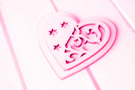粉红色的心脏在白色木头背景
