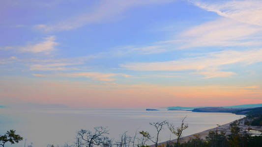 优雅的粉彩天空在贝加尔湖奥尔洪岛俄罗斯。
